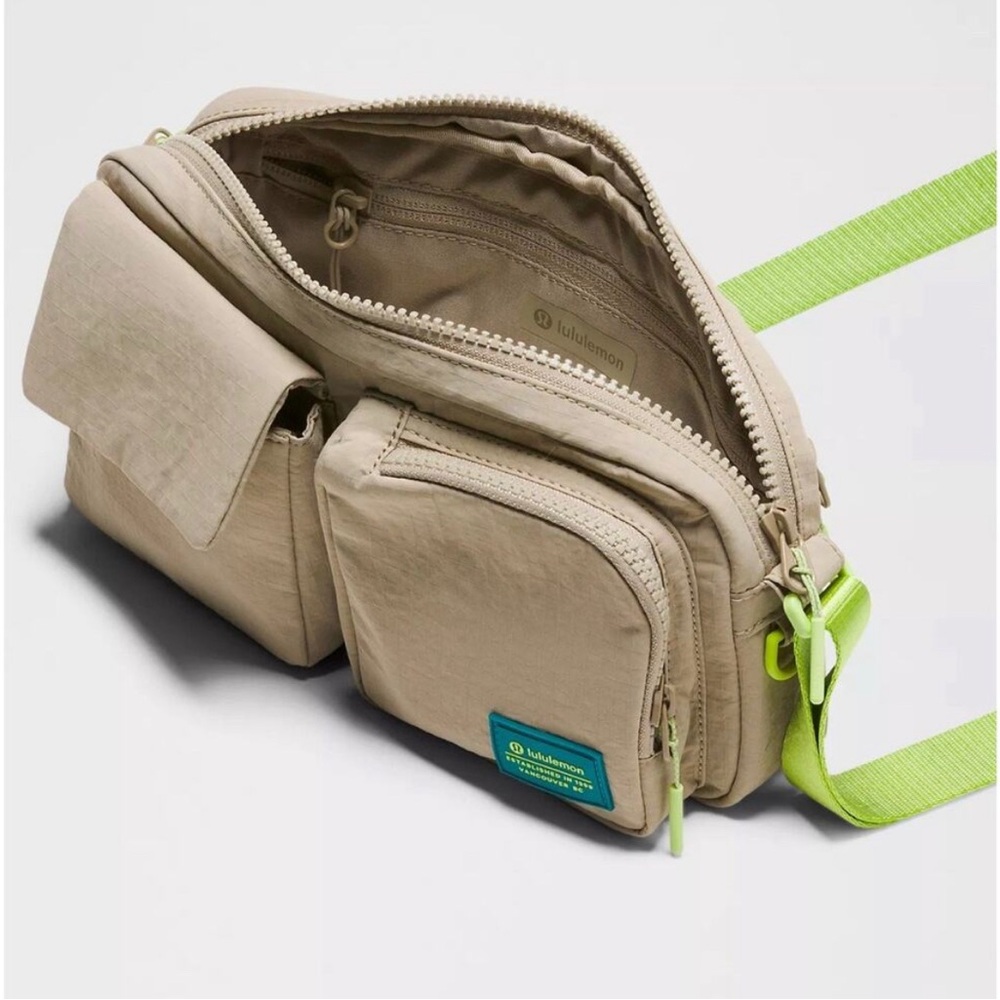 Lululemon Multi-Pocket Crossbody Bag 2.5L Sheer Oak/Sour Grape LU459